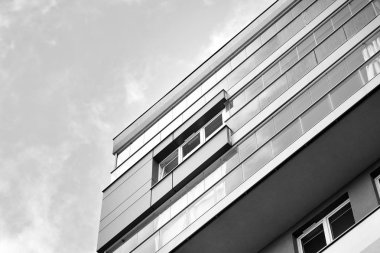 Çağdaş mimarinin soyut parçası. Konut modern bina. Siyah ve beyaz.