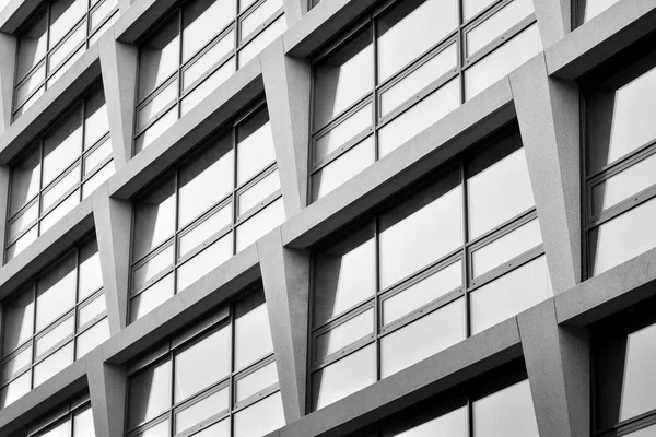 近代建築の抽象的なフラグメントは ガラスとコンクリートで作られた壁 黒と白 — ストック写真