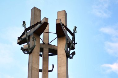 Gdansk, Polonya .19 Ocak 2019. Gdansk Solidarnosti Meydanı'nda tersane düşmüş işçiler için bir anıt çapa ile üç Haçlar