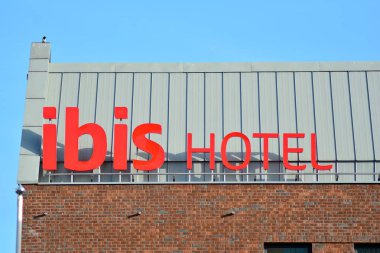 Gdansk, Polonya.19 Ocak 2019. İşareti Ibis Hotel. Tabela Ibis Hotel Şirket.
