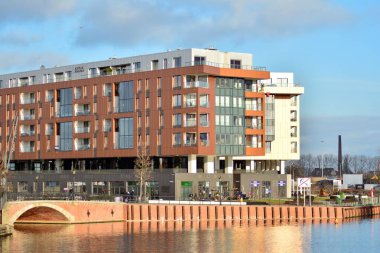 Gdansk, Polonya.19 Ocak 2019. Brabank Apartamenty - Komfort yatırım. Mavi gökyüzü güneşli bir modern apartmanlar.
