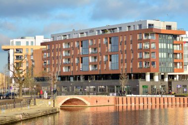 Gdansk, Polonya.19 Ocak 2019. Brabank Apartamenty - Komfort yatırım. Mavi gökyüzü güneşli bir modern apartmanlar.