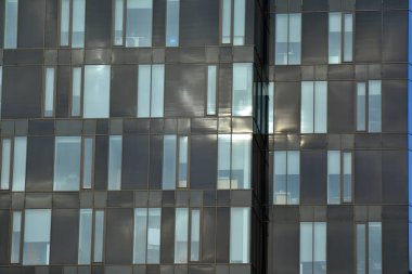 Modern ofis binası cephe parçası. Cam duvar soyut tekstürlü dış.