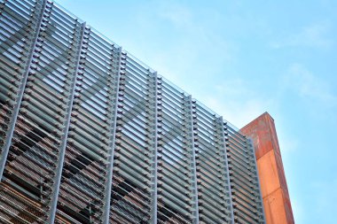 Paslı cephe dış ile modern bina 