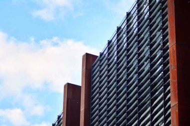 Paslı cephe dış ile modern bina 