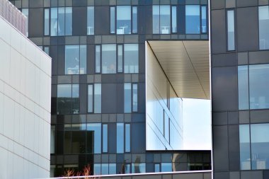 Modern ofis binası cephe parçası. Cam duvar soyut tekstürlü dış.