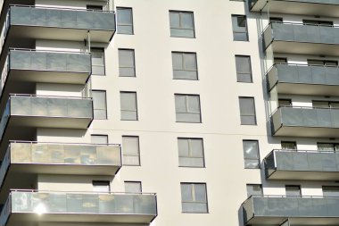 Mavi gökyüzü olan güneşli bir günde modern apartman binaları. Modern bir apartmanın cephesi