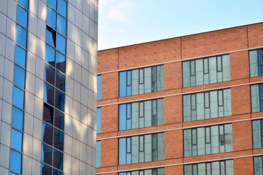 Modern ofis binası cephe parçası. Cam duvar soyut tekstürlü dış.