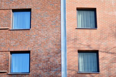 Mavi gökyüzü olan güneşli bir günde modern apartman binaları. Modern bir apartmanın cephesi
