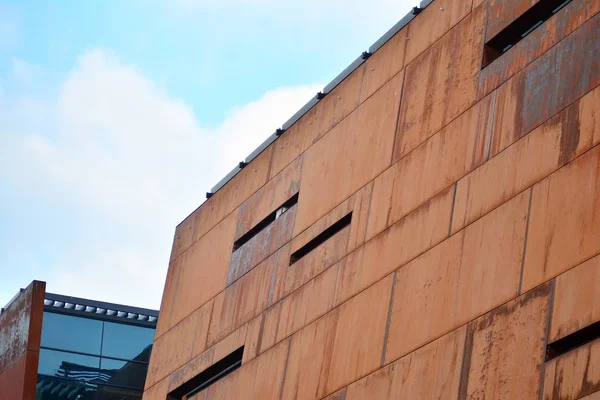 Edificio Moderno Con Fachadas Oxidadas Exteriores — Foto de Stock