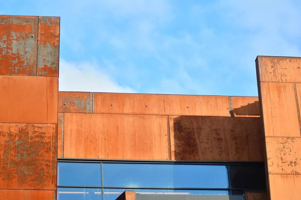 Modern Byggnad Med Rostiga Fasad Exteriörer — Stockfoto
