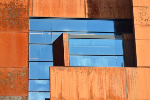 Paslı cephe dış ile modern bina 