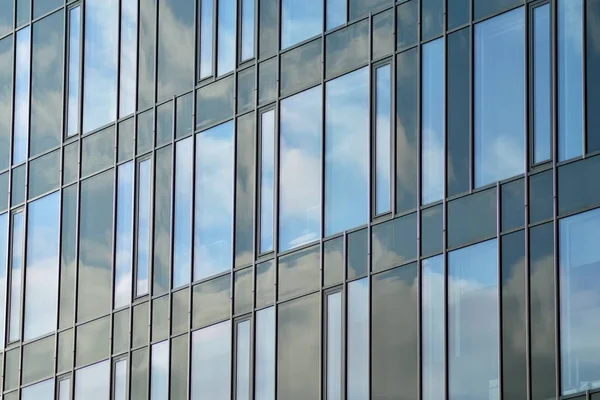 Modern ofis binası cephe parçası. Cam duvar soyut tekstürlü dış.