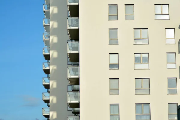 Moderna Hyreshus Solig Dag Med Blå Himmel Fasad Modern Lägenhetsbyggnad — Stockfoto