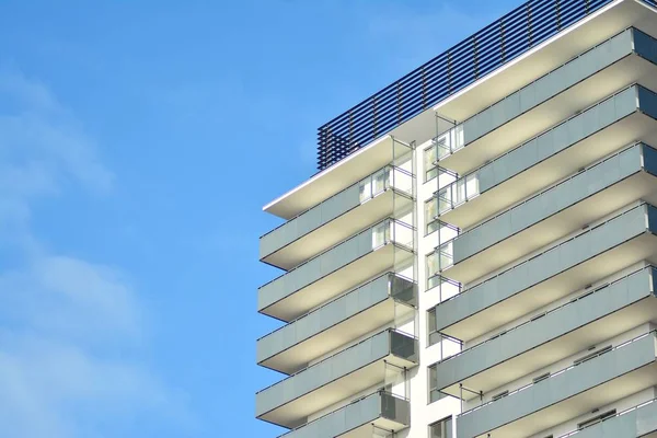 Mavi gökyüzü olan güneşli bir günde modern apartman binaları. Modern bir apartmanın cephesi