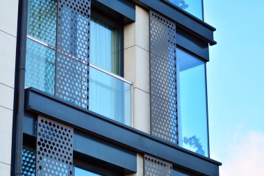 Mavi gökyüzü olan güneşli bir günde modern apartman binaları. Modern bir apartmanın cephesi