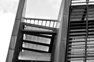 Paslı cephe dış ile modern bina. Siyah ve beyaz.