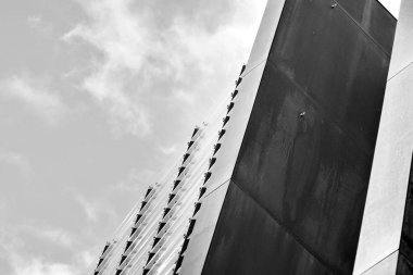 Paslı cephe dış ile modern bina. Siyah ve beyaz.