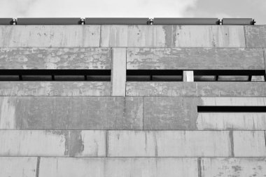 Paslı cephe dış ile modern bina. Siyah ve beyaz.