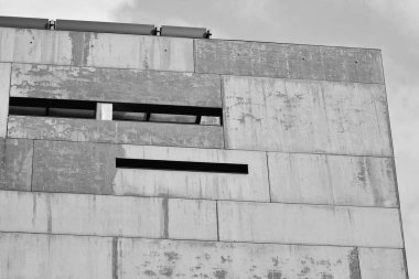 Paslı cephe dış ile modern bina. Siyah ve beyaz.