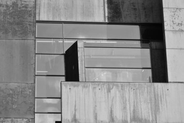 Paslı cephe dış ile modern bina. Siyah ve beyaz.