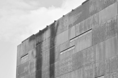 Paslı cephe dış ile modern bina. Siyah ve beyaz.