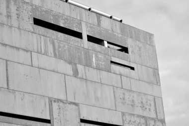 Paslı cephe dış ile modern bina. Siyah ve beyaz.