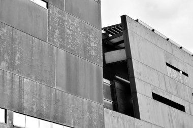 Paslı cephe dış ile modern bina. Siyah ve beyaz.