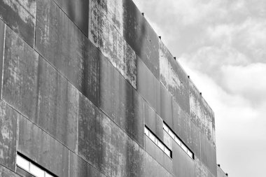 Paslı cephe dış ile modern bina. Siyah ve beyaz.