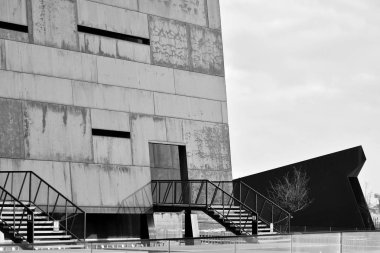 Paslı cephe dış ile modern bina. Siyah ve beyaz.