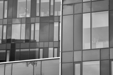 Modern ofis binası cephe parçası. Cam duvar soyut tekstürlü dış. Siyah ve beyaz.