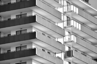 Modern apartmanlar mavi gökyüzü güneşli bir günde. Modern bir apartman cephe. Siyah ve beyaz.