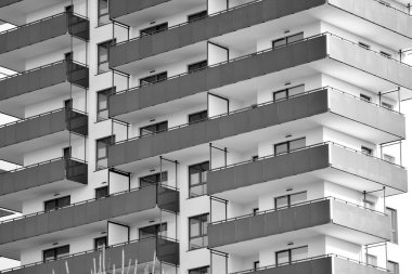 Modern apartmanlar mavi gökyüzü güneşli bir günde. Modern bir apartman cephe. Siyah ve beyaz.