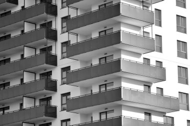 Modern apartmanlar mavi gökyüzü güneşli bir günde. Modern bir apartman cephe. Siyah ve beyaz.