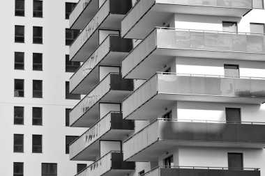 Modern apartmanlar mavi gökyüzü güneşli bir günde. Modern bir apartman cephe. Siyah ve beyaz.