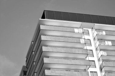 Modern apartmanlar mavi gökyüzü güneşli bir günde. Modern bir apartman cephe. Siyah ve beyaz.