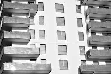 Modern apartmanlar mavi gökyüzü güneşli bir günde. Modern bir apartman cephe. Siyah ve beyaz.