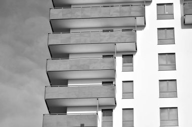 Modern apartmanlar mavi gökyüzü güneşli bir günde. Modern bir apartman cephe. Siyah ve beyaz.