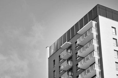 Modern apartmanlar mavi gökyüzü güneşli bir günde. Modern bir apartman cephe. Siyah ve beyaz.