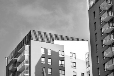 Modern apartmanlar mavi gökyüzü güneşli bir günde. Modern bir apartman cephe. Siyah ve beyaz.
