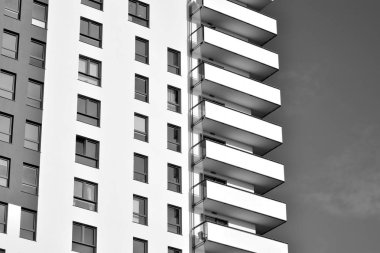 Modern apartmanlar mavi gökyüzü güneşli bir günde. Modern bir apartman cephe. Siyah ve beyaz.