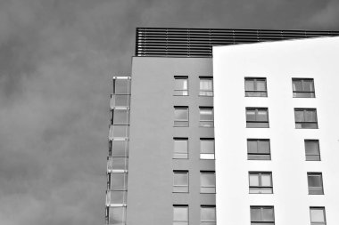 Modern apartmanlar mavi gökyüzü güneşli bir günde. Modern bir apartman cephe. Siyah ve beyaz.