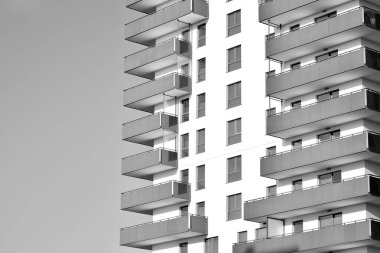 Modern apartmanlar mavi gökyüzü güneşli bir günde. Modern bir apartman cephe. Siyah ve beyaz.