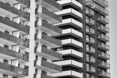 Modern apartmanlar mavi gökyüzü güneşli bir günde. Modern bir apartman cephe. Siyah ve beyaz.