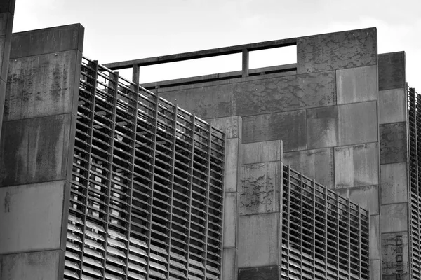 现代化建筑 外立面锈迹斑斑 黑色和白色 — 图库照片