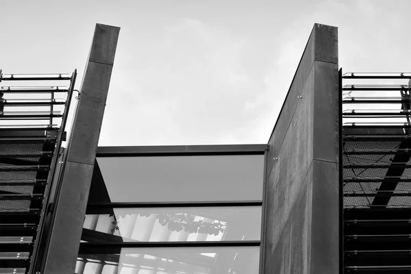 Edificio Moderno Con Fachadas Oxidadas Exteriores Blanco Negro — Foto de Stock