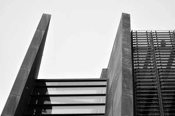 Edifício Moderno Com Fachada Enferrujada Exteriores Preto Branco — Fotografia de Stock