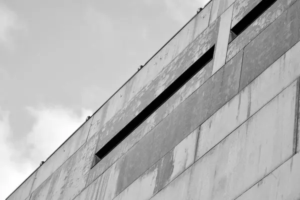 Modernes Gebäude Mit Rostiger Fassade Schwarz Weiß — Stockfoto