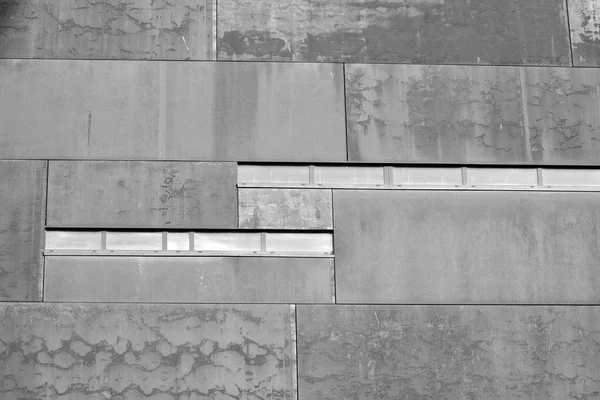 Immeuble Moderne Avec Façade Rouillée Noir Blanc — Photo