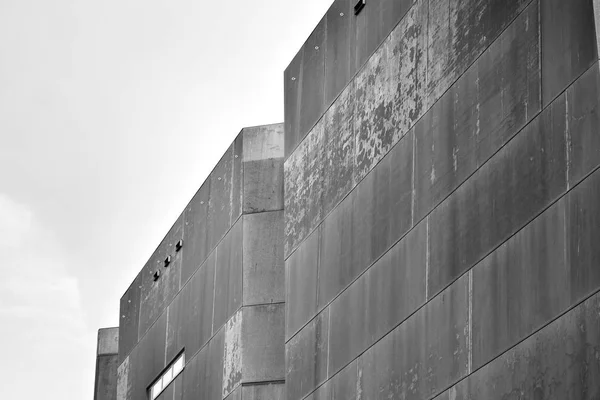 Modernes Gebäude Mit Rostiger Fassade Schwarz Weiß — Stockfoto